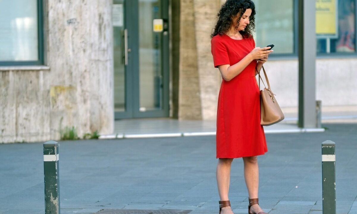 Eifersucht am Handy: Warum das Nachschauen nie beruhigt